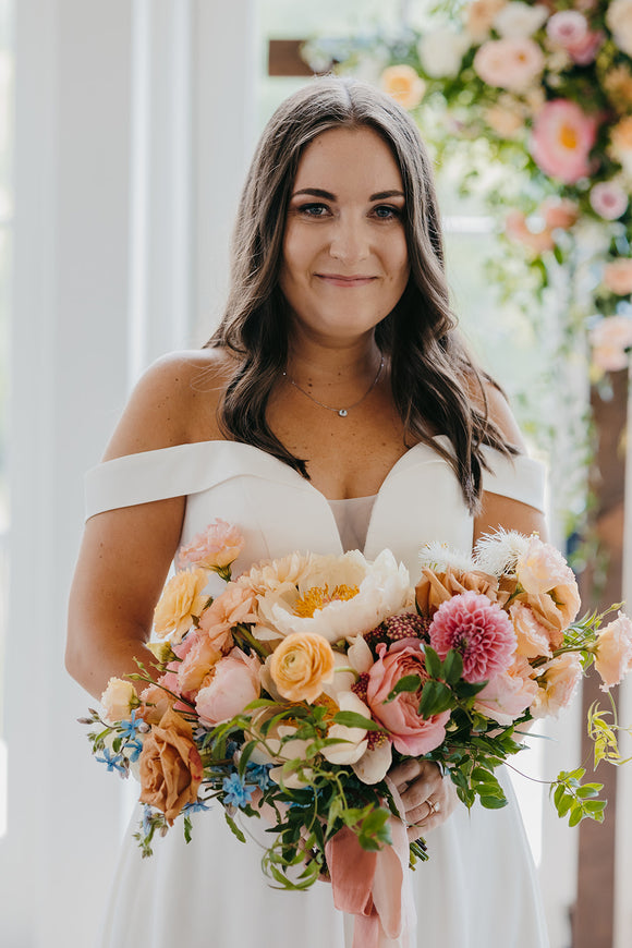 What is a reasonable amount to spend on wedding flowers in 2024.